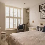 Vakantiehuis Old Village Shop, *